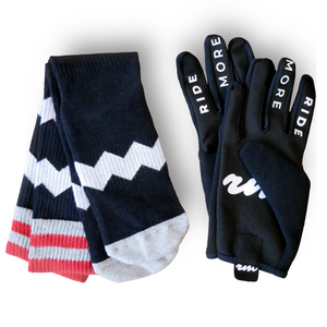 Fahrrad Geschenkbox - schwarze Sport Socken und schwarze BMX Handschuhe
