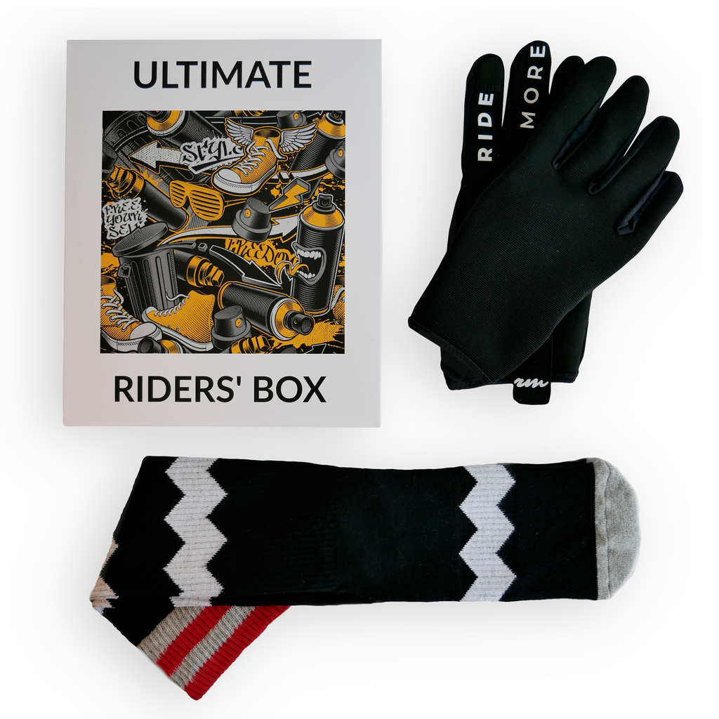 Fahrrad Geschenkbox für Radfahrer mit schwarzen Socken und schwarzen Handschuhen