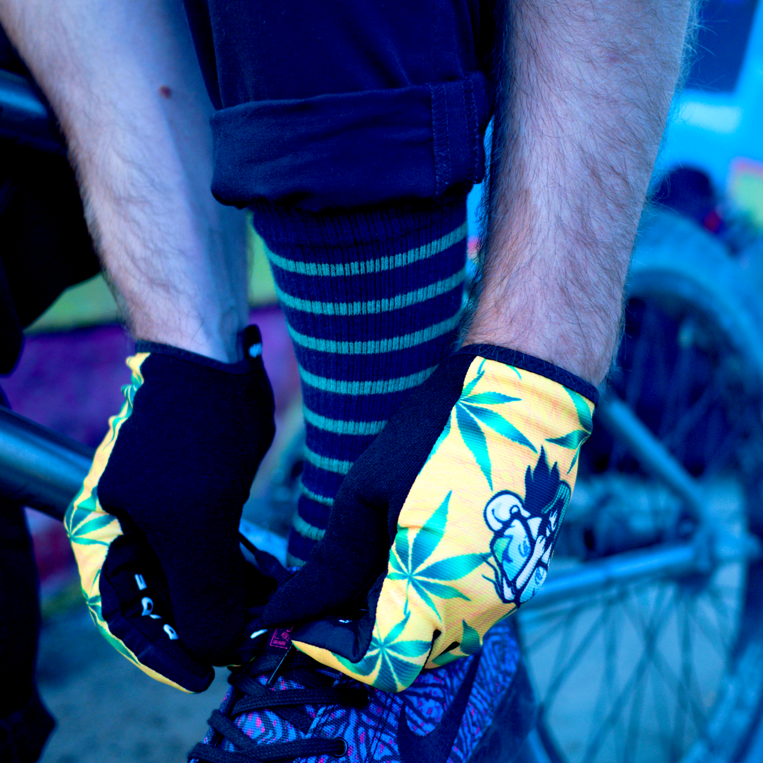 Skater Geschenk ´- lange BMX Socken und gelbe BMX handschuhe
